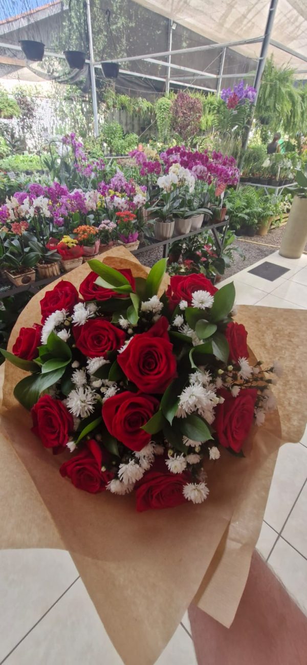 Buque redondo 12 rosas kraft