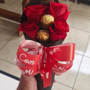 Cone Rosas + chocolates
