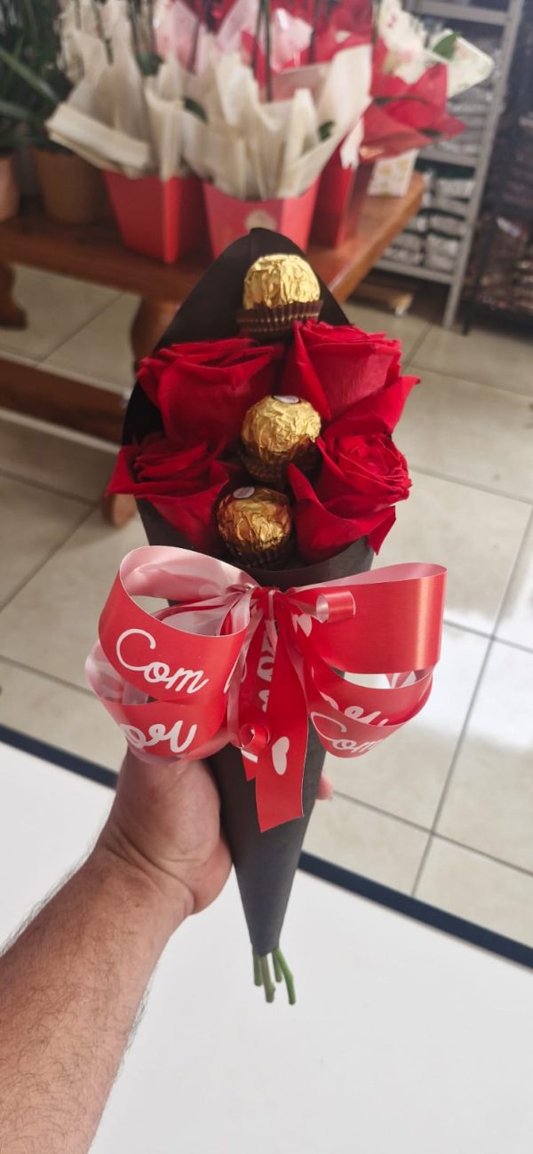 Cone Rosas + chocolates