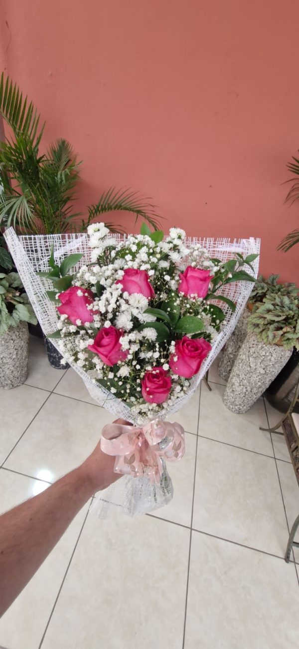 buque ramalhete 6 rosas cor de rosa